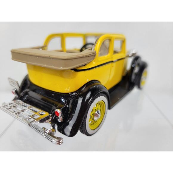 National Motor Museum Mint ARKO Ford 1932 Convertible Sedan Yellow Scale 1:32 - Picture 4 of 7